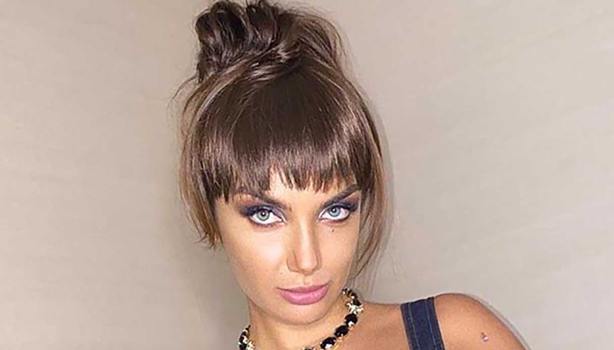 Elettra Lamborghini cambia look su Instagram: con la frangia è splendida