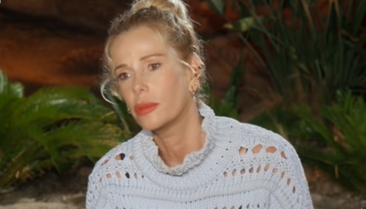 Temptation, bacio tra Alberto e la tentatrice. Marcuzzi consola Speranza e Carlotta in lacrime