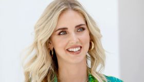 Chiara Ferragni posa in lingerie con le sorelle e svela il sesso del secondo figlio su Instagram