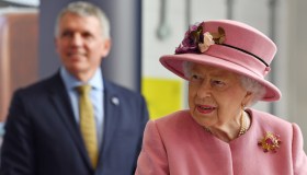 Regina Elisabetta, look rosa e senza mascherina