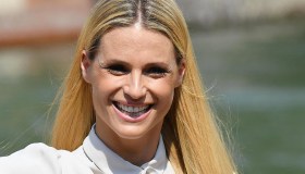 Michelle Hunziker mostra il dietro le quinte del suo profilo Instagram e stupisce