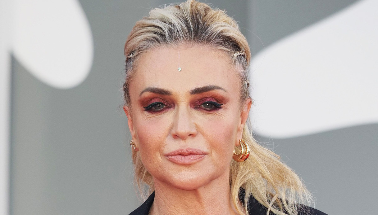 Paola Barale incanta al naturale e si confessa a Oggi è un altro giorno