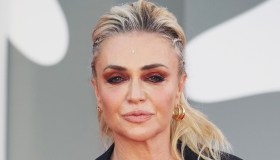 Paola Barale incanta al naturale e si confessa a Oggi è un altro giorno