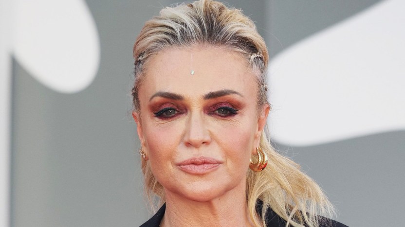 Paola Barale incanta al naturale e si confessa a Oggi è un altro giorno