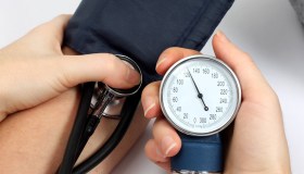 Come abbassare la pressione alta in modo naturale