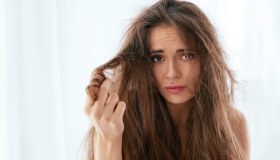 Capelli con cute grassa e punte secche: quali rimedi?