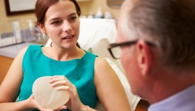 Tumore al seno, l’importanza della chirurgia plastica dopo un intervento