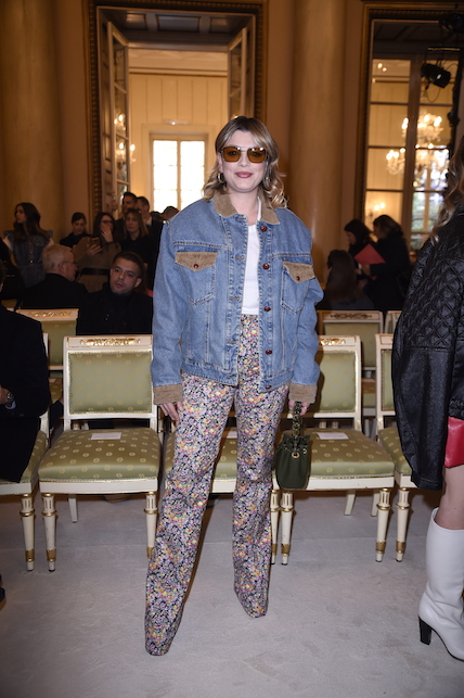 Emma con giacca denim e pantalone a fiori