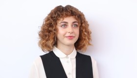 Come gestire i capelli ricci con la frangia