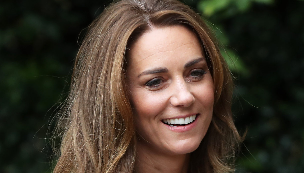 Kate Middleton fa tendenza con la camicia a babydoll. Ma il difetto è evidente