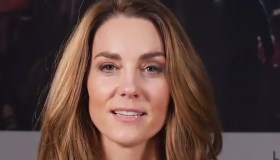 Kate Middleton cambia look. Ma il cardigan celeste è un errore