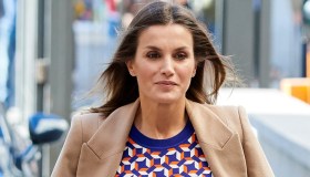 Letizia di Spagna, l’insolito modo di indossare i cappotti che fa tendenza