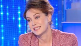 Domenica In, Elena Sofia Ricci bellissima in rosa. E da Mara lancia un appello