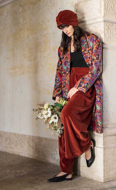 Modella outfit rosso con turbante in velluto