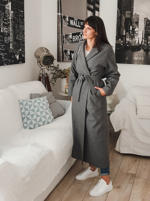 Angela Inferrera con addosso cappotto a vestaglia grigio