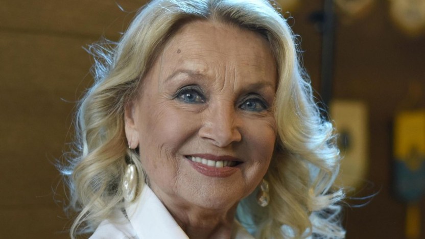Domenica Live, la Bouchet presenta il figlio Massimiliano e ricorda l’ex marito Luigi