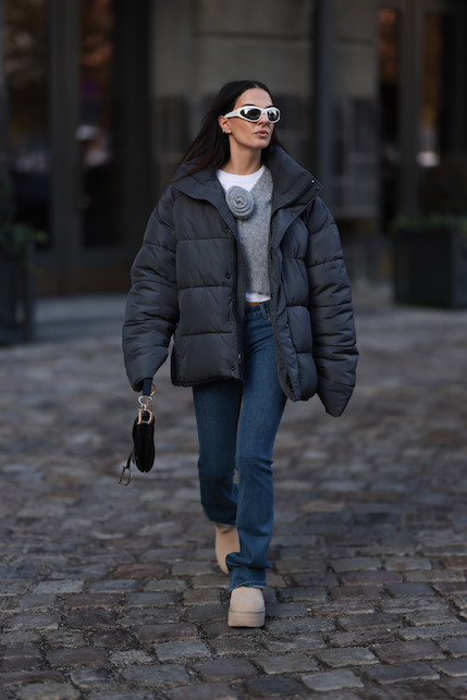 ragazza con piumino oversize e jeans