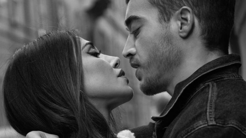 Belen tatua il suo amore Antonino (tra un bacio e l’altro)