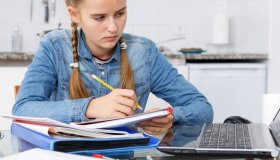 Gestire i figli in età scolare con la pandemia in corso