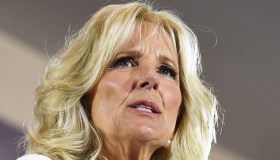 Jill Biden osa in calze a rete e stivaletti: il look rock divide