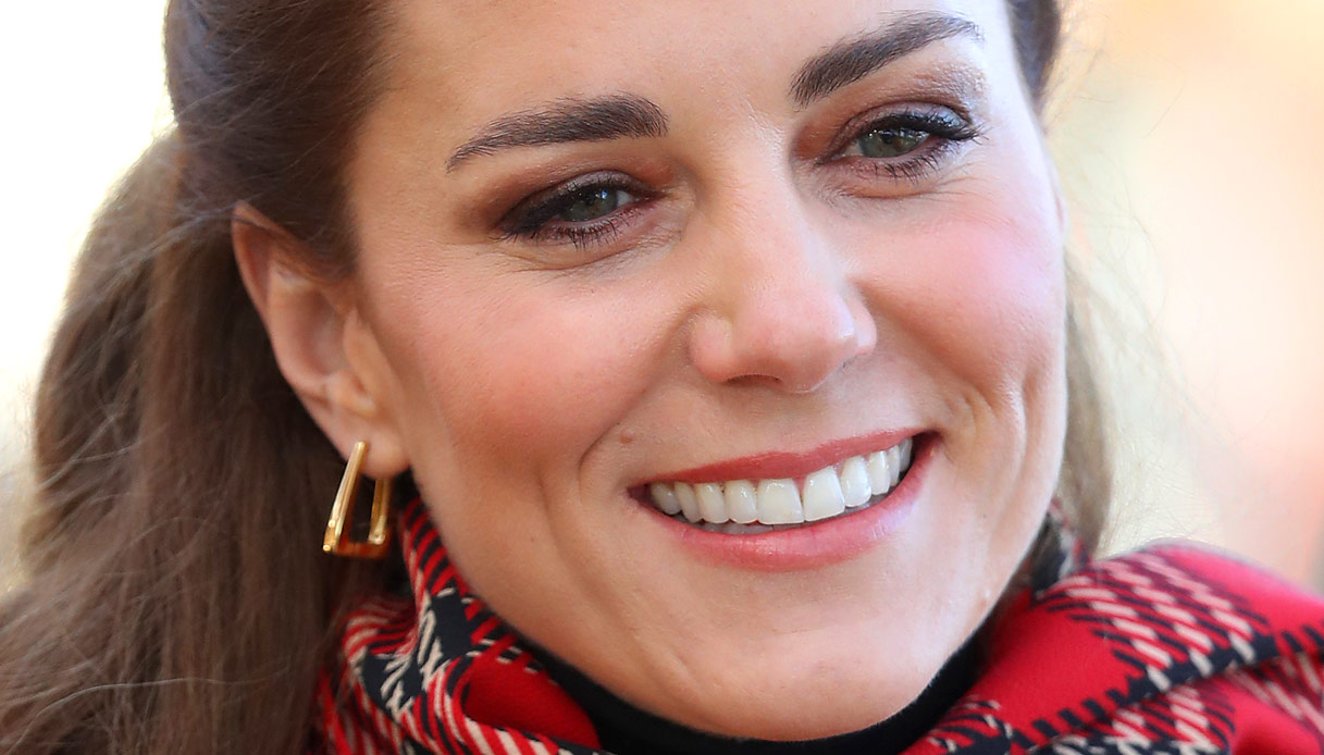 Kate Middleton in rosso è una favola e non rinuncia alla tradizione di Natale