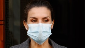 Letizia di Spagna incanta in grigio: il trucco di Victoria Beckham per sembrare più alta