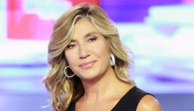 Myrta Merlino, lo scatto selvaggio e sensuale tra le rocce su Instagram: splendida