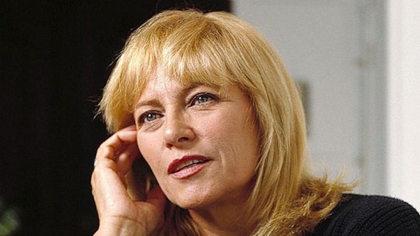 Addio Nathalie, chi era la bellissima ex moglie di Alain Delon