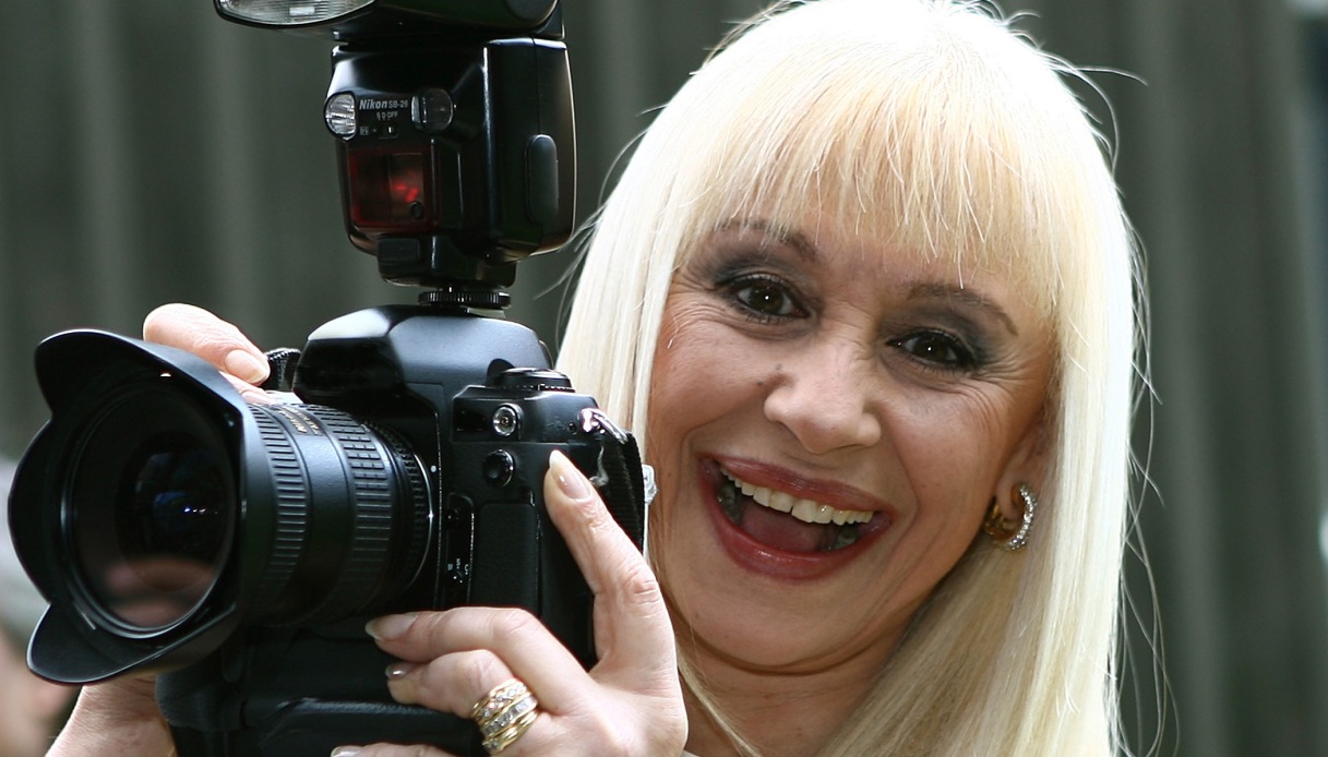 Ballo Ballo, la commedia Amazon ispirata alle canzoni di Raffaella Carrà