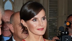 Letizia di Spagna seduce con l’abito effetto seconda pelle e gli stivali cuissard