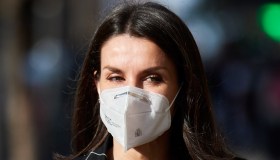 Letizia di Spagna, look spettacolare: giacca a quadri e ballerine