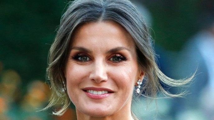 Letizia di Spagna seduce con l’abito-blazer del mistero