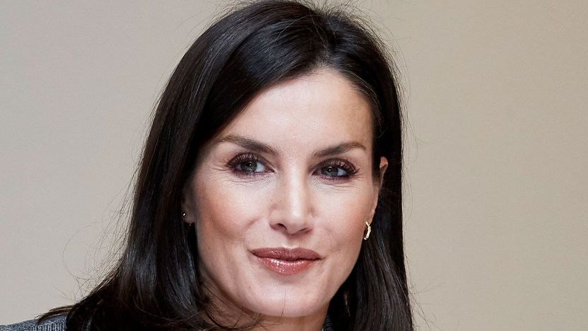 Letizia di Spagna, il look oversize e spento non convince