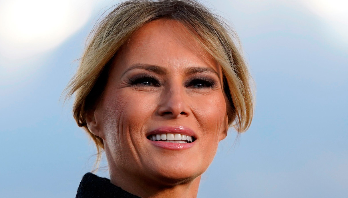 Melania Trump, il look dell’addio è da favola e la borsa vale 70mila dollari. Ivanka piange