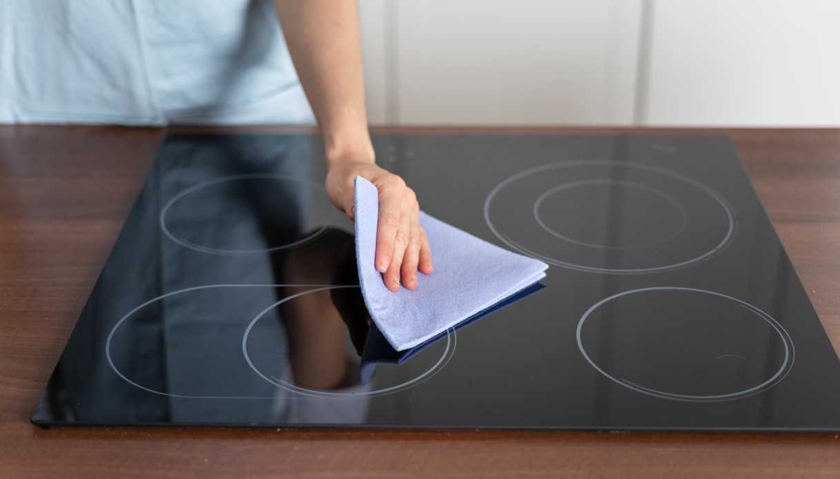 Come pulire i fornelli a gas o induzione