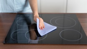 Come pulire i fornelli a gas o induzione