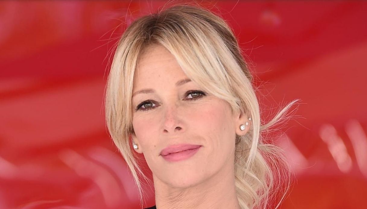 Alessia Marcuzzi incanta su Instagram e si scatena come in Risky Business