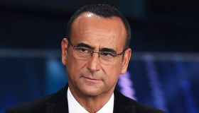 Carlo Conti torna in tv con Top Dieci e affronta (di nuovo) la De Filippi