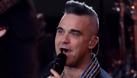 Robbie Williams compie 47 anni, da ex Take That a papà felice