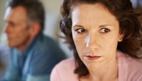 Uomini, cos’è la crisi di mezza età e come affrontarla (se sei una moglie)