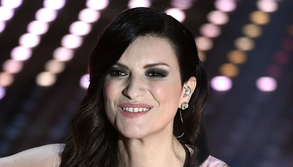Laura Pausini allo specchio: “Cantare è il mio mestiere da sempre”
