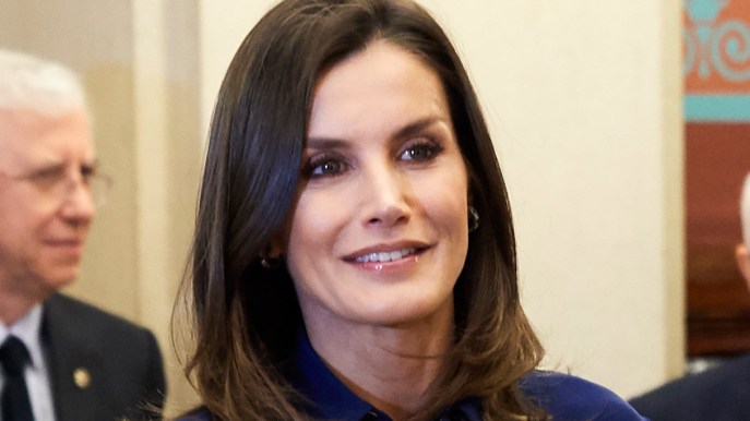 Letizia di Spagna scopre braccia e gambe e incanta con la gonna del potere