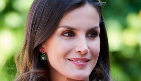 Letizia di Spagna, una favola in bianco: indossa l’abito del 2014 e incanta