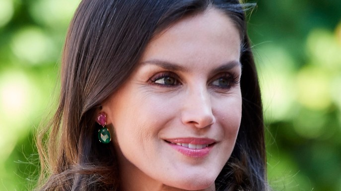 Letizia di Spagna, una favola in bianco: indossa l’abito del 2014 e incanta