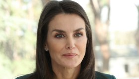 Letizia di Spagna si supera: giacca alla Kate Middleton e stivali seducenti