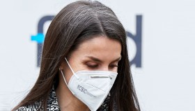 Letizia di Spagna coi capelli sempre più bianchi: è uno schianto