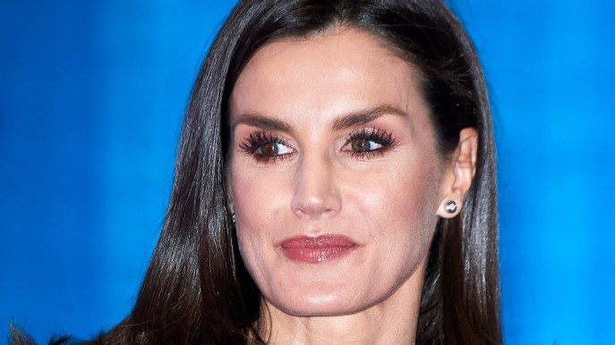 Letizia di Spagna slitta l’agenda e salva l’abito a coriandoli da 100 euro