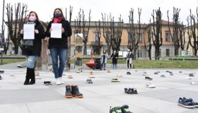 56 paia di scarpe “scendono in piazza”. La protesta delle mamme a Treviglio
