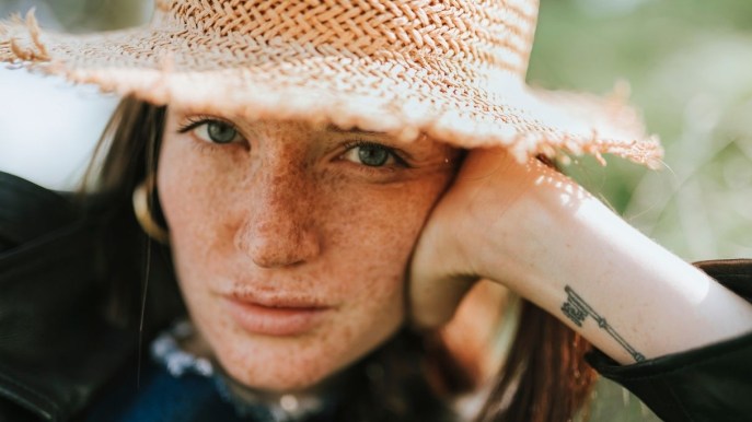 Come fare le lentiggini finte: henné, autoabbronzante e prodotti makeup