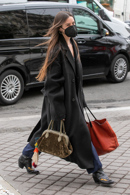 ragazza con texani e cappotto